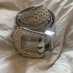 Tuttolente bälte  - Säljer mitt tuttolente nu för att det inte används lika mycket. Jätte bra skick, ända defekten är att en Sten har ramlat av se bild 3. Storlek S! Hela bältet är 110cm