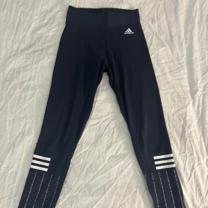 Adidas byxor  - Adidas träningsbyxor i fint skick men väl använda.