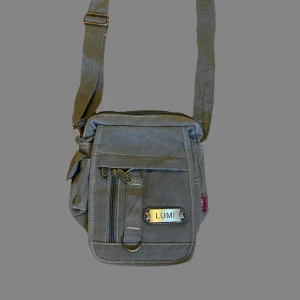 jättefin LUMI axelremsväska!  - fin grön axelremsväska från LUMI med justerbart band! ⭐️Längd: 25cm, ⭐️bredd: 23cm, ⭐️bandet kan bli 1,37cm långt ⭐️