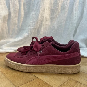 Vinröda sneakers - Vinröda sneakers från puma! Supersnygga men tyvärr för små för mig🥰