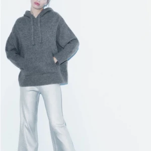 Stickad tröja - Säljer nu denna populära tröjan från zara! Den är aldrig använd och lappen sitter kvar. Tröjan är i oversize-versionen! Den köptes för 559kr. Kontakta mig för fler bilder. Pris kan diskuteras💓💓