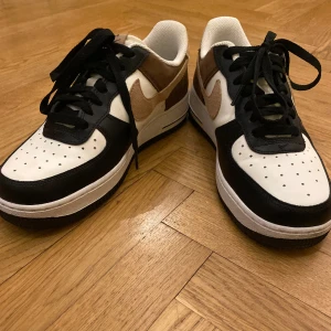 Nike Air Force 1 - Säljer ett par Nike Air-Force 1. Väldigt bra skick, som nya. Endast använda ett par gånger. Prickar under sulan är designen. 