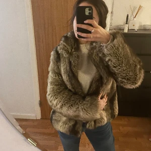 Pälsjacka - Säljer denna fina pälsjacka i fuskpäls eftersom den är för lång i armarna 🤍 jättebra skick och finns inte att köpa mer