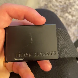 Skärp - Liten skada som syns o bilden finns även i beige (utan skada) 