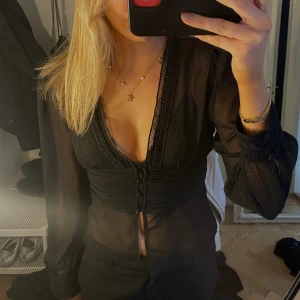 Blus från zara - Så himla fin blus från zara! Med spets och fina detaljer. Storlek S