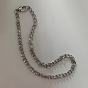 Armband - Ett simpelt armband i silver som passar till allt🩶 Säljer eftersom jag är guld-person, skriv vid intresse 🫶