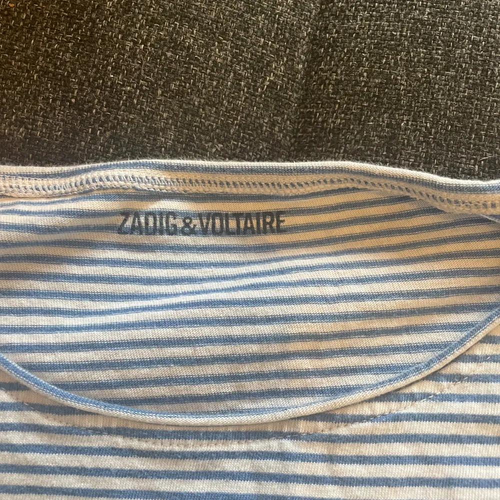 Säljer denna super fina t-shirt ifrån Zadig & Voltaire💙 Tröjan är köpt ifrån Sellpy för cirka 1 år sedan och är använd fåtal gånger sedan dess💙 Tröjan är i mycket bra skick🙏🏻🙏🏻. T-shirts.