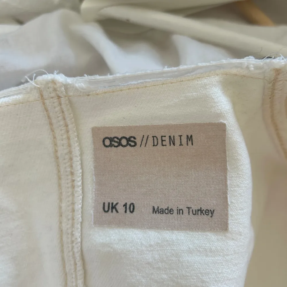 Vit jeansklänning köpt från Sellpy men är ifrån ASOS 🤍 Endast använd en gång . Klänningar.