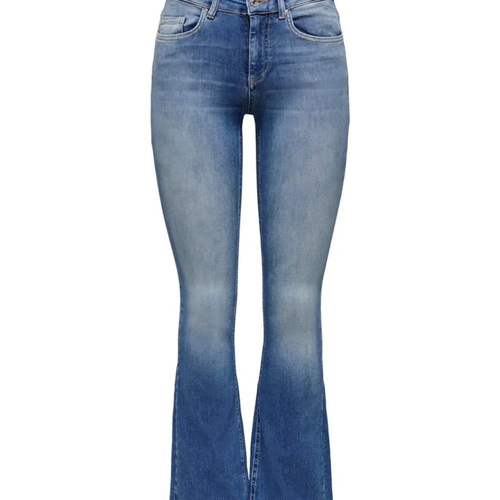 Säljer dessa sköna och snygga jeans från only! De är mid waist men man kan vika ner de som jag har gjort på bilden om man vill ha low waist🥰 Innerbenslängden 75 cm och midjemåttet rakt över ca 36 cm, stretchigt material💞 köpt för 579 kr.. Jeans & Byxor.