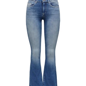 Bootcut jeans - Säljer dessa sköna och snygga jeans från only! De är mid waist men man kan vika ner de som jag har gjort på bilden om man vill ha low waist🥰 Innerbenslängden 75 cm och midjemåttet rakt över ca 36 cm, stretchigt material💞 köpt för 579 kr.