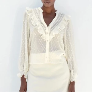 Zara blus - Jätte gullig zara blus som är lite för stor för mig men annars jätte bra skick, passar både xs s m ( bara använd en gång ), kom privat för egna bilder, TRYCK INTE PÅ KÖP NU, Pris kan diskuteras 