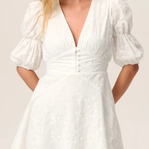 Studentklänning Adoore ”Sicily Mini Dress” - Säljer denna sjukt fina studentklänning från Adoore i storlek 32! Slutsåld i alla storlekar på hemsidan och väldigt eftertraktad. Skriv för fler bilder! Alla prislappar och orginalförpackning kvar.