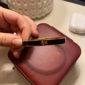 Tory burch armband - I nyskick och endast användt fåtal gånger!