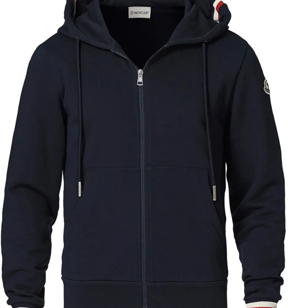 Mörkblå moncler zip hoodie.  Storlek M (180-185).  Passar till alla stilar.  Kan posta och mötas upp.  Nypris 5099kr  Pris är förhandlingsbart.. Hoodies.