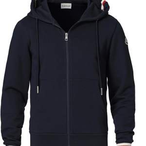 Mörkblå moncler zip hoodie.  Storlek M (180-185).  Passar till alla stilar.  Kan posta och mötas upp.  Nypris 5099kr  Pris är förhandlingsbart.