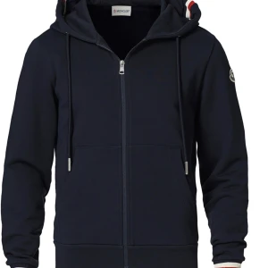 Moncler zip hoodie. - Mörkblå moncler zip hoodie.  Storlek M (180-185).  Passar till alla stilar.  Kan posta och mötas upp.  Nypris 5099kr  Pris är förhandlingsbart.