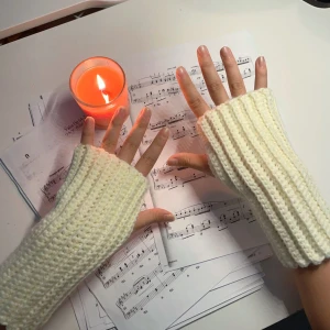 Trendiga Fingerlösa vantar  - Säljer själv virkade fingerlösa vantar. Supertrendiga och snygga. Lånade bilder men virkar på beställning🩷