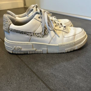Nike airforce pixel - Inte sönder slitna utöver de på andra bilden, endas skitiga. Tvättas såklart innan köp 