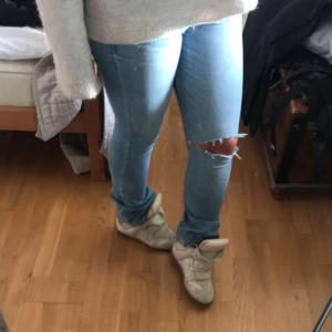 Bootcut jeans med hål - Så snygga lågmidjade jeans med ett hål ifrån Hollister. Är lite tighta på mig så bootcuten försvinner lite💘