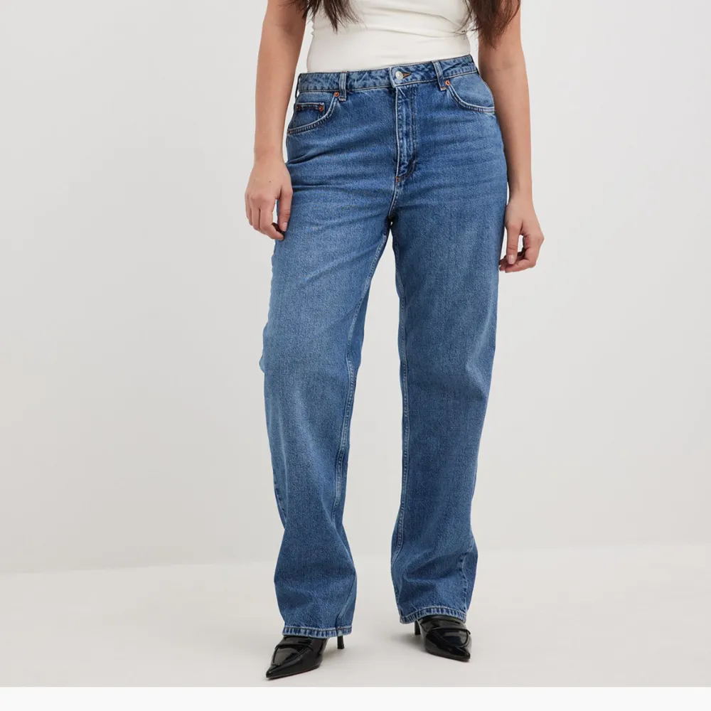 Säljer dessa blå jeans då de tyvärr var för små på mig. Endast testade och har prislappen kvar. Köpte för 469 och säljer för 300. Jeans & Byxor.