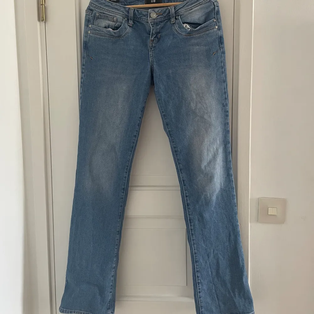 Ett par blå ltb jeans i nyskick. Aldrig använda och kommer i storlek 28x34. Köpte de för 900kr och säljer de för 700kr, pris kan diskuteras🥰. Jeans & Byxor.