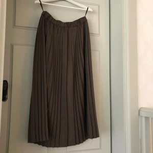 Vintage plisserad kjol - Världens finaste vintagekjol! Den är tyvärr lite för stor för mig och därför säljer jag den vidare