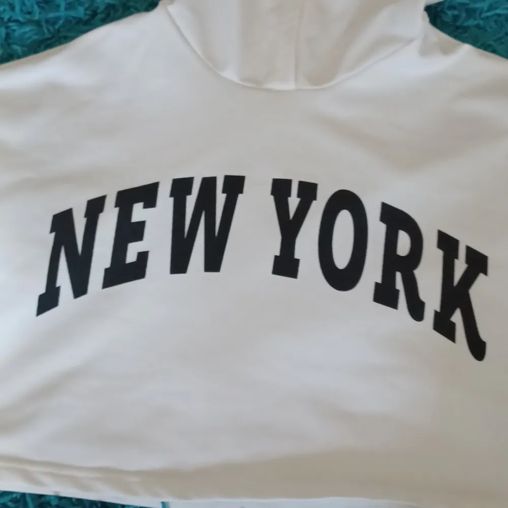 Fin new york cropped hoodie,bra skick. Pris kan diskuteras,kontakta innan köp!. Hoodies.