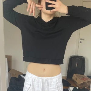 Svart hoodie -  Säljer min svarta hoodie då den ej kommer till användning längre. Materialet är lite mer sport aktigt och därför funkar den bra till fysiska aktiviteter. Har dock aldrig använt den för sport, utan bara i skolan / vardagligt så den är fräsch. 💗