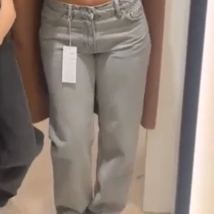 Jeans  - Ett par extremt snygga gåra lågmidjade jeans från Gina, ändast använda en gång då de inte är min stil