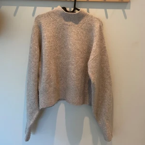 Stickad tröja - Stickad tröja från &other stories. Lite nopprig..