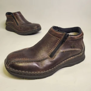 Rieker RiekerTEX Fodrade Kängor Storlek 40 Läder Skor Brun - 14 dagars ångerrätt! Fodret är lite slitet (bild 2) men annars är skorna i bra skick. Inga hål på utsidan eller insidan. Ingen illa lukt. Hör av dig om du har några frågor! Tack för att du tittade!