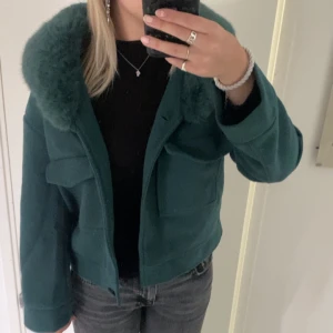 Päls kappa - Säljer min superfina pälsjacka som är oanvänd. Liknar Meotine, fake päls