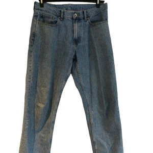 Vailent jeans  - Jeans från märket Vailent. Skick 9/10 den har en liten vit fläck men inget som man tänker på. Köpa för 700kr. Loose fit. 