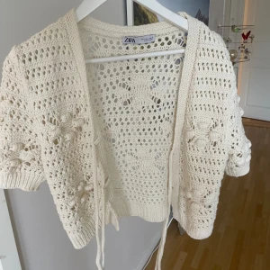 Zara kofta - Säljer denna zara koftan som e såå populär. 🫶🏼 Helt oanvänd!