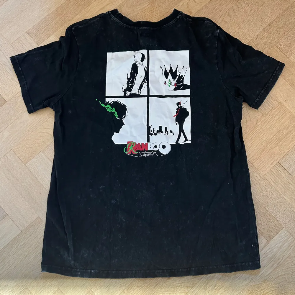 Ranboo merch t-shirt. Färgen är svart men har en ”washed” effekt, så den är inte hel svart. Tryck på framsida och baksida. Jättebra kvalitet och i mycket bra skick. Storlek M. Den är köpt på Ranboos officiella merchsida. T-shirts.