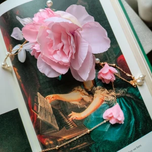 Två st hårklämmor helt nya - Oanvända hårklämmor. Den större av dem her tygblommor, pärlor etc. Den lilla är helt i metall. Bra till studenten, bröllop etc. 