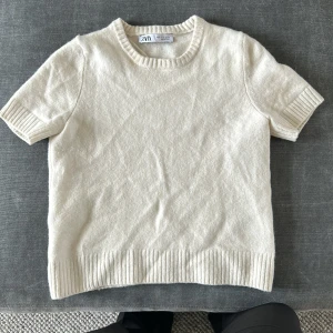 Stickat t-shirt från zara - Jättefin tröja från zara som är i nyskick eftersom den inte har kunna kommit till användning❤️den är i small men sitter som xs. Nypris va 349