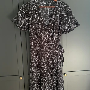 Klänning Vero Moda - Väldigt bra skick bara använd en gång :) 