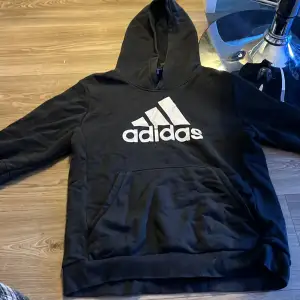 Fin hoddie  Från adidas  Stolek L  Aldrig använd 