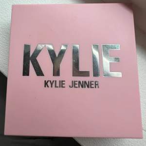Kylie Bronzer  i färgen tanned & gorgeous😍💞 Endast testad!!! Säljer pga att jag tycker den är lite för mörk i undertonen för min smak🥲