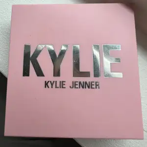 Kylie Bronzer  i färgen tanned & gorgeous😍💞 Endast testad!!! Säljer pga att jag tycker den är lite för mörk i undertonen för min smak🥲