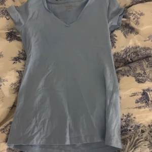 Basic blå t-shirt - En enkel Basic urringad t-shirt ifrån Ullared. Den har ej kommit till användnign sen den köptes därav säljer jag den. Den är i storlek Xs Kontakta gärna innan du trycker på ”köp nu”❤️