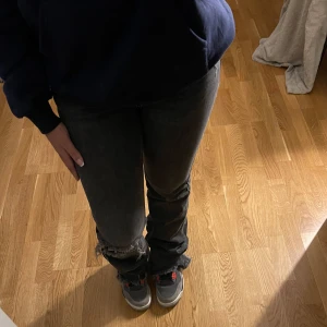 Grå gina tricot jeans - Ett par gråa jeans ifrån Gina tricot med slitningar på vänster knä och vid slutet av byxbenen, jätte fina och varsamt använda i strl 36! Dom är tyvärr för tajta för mig därför säljer jag💗