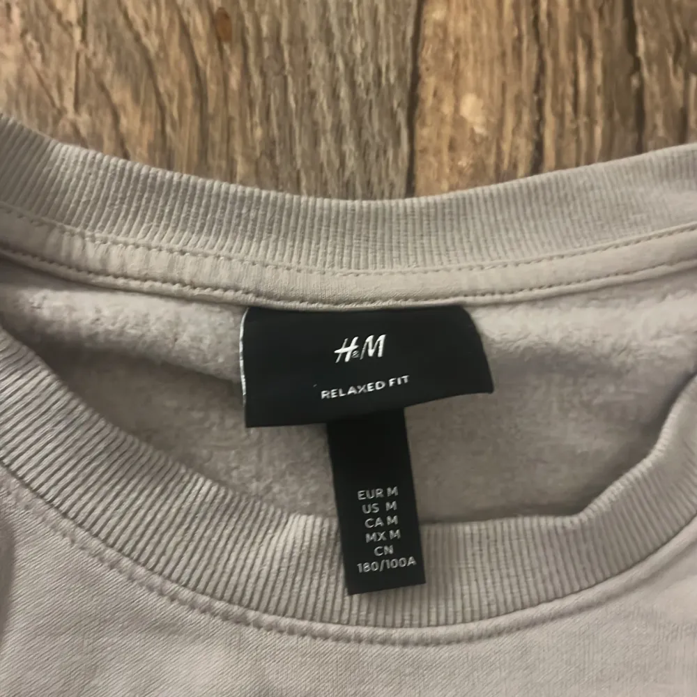En fin grå altig sweatshirt ifrån H&M i storlek M. Säljer även denna då den inte passar mig. Kontakta innan du trycker på ”Köp nu”. Hoodies.