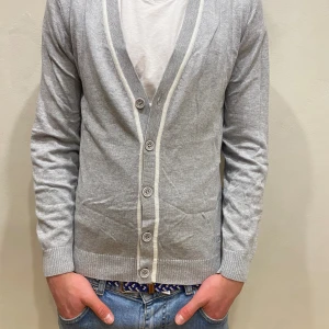 Kofta BZR - Kofta BZR Modell: 184cm & väger 84kg  Skick: allmänt använd Färg: grå Material: bomull 