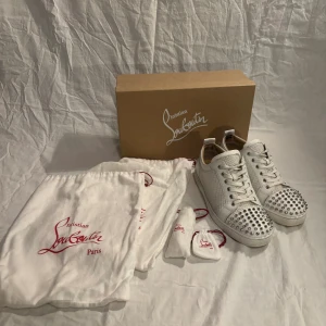 Christian Louboutin Louis Junior Spikes - Christian Louboutin Louis Junior spikes i unik modell!  Skick 8/10  Box, dustbags och extra nitar medföljer. Skorna är i mycket bra skick och äkthetsverifierade av Vestiaire. Pris ej hugget i sten! 