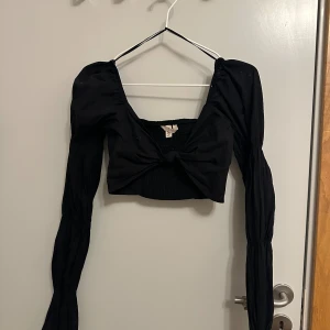 Topp - Jättejättefin topp med långa armar. Den är för liten för mig, sitter tajt vid mina bröst. Skönt och bra material! 🫶🏼