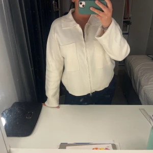 Cardigan Åhléns  - Cremevit cardigan från Åhléns som aldrig har använts, prislapp sitter dock inte kvar och kan ej lämna tbx den. Kan användas som kofta eller som en tunnare jacka under vår/sommar. Nypris är 599🙃💓sista bilden är inte min, den är lånad. 