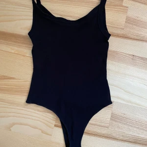 Ribbad stringbody  - Fint skick. Använd vid två tillfällen. Knäppning i grenen.