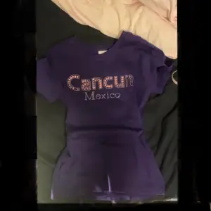 Super fin t-shirt som är ifrån mexico, säljde en likadan svart tidigare men hittade den här också som är likadan fast lila 